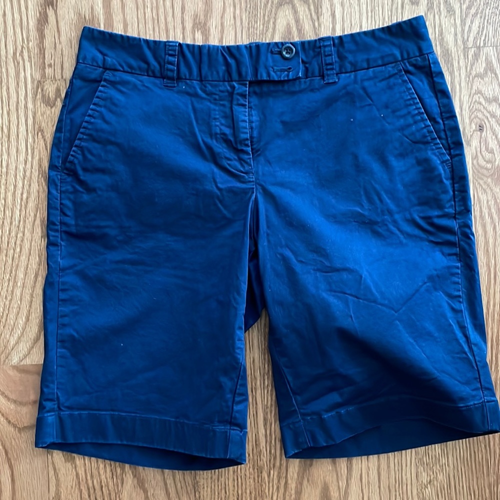 Vineyard Vines womens Bermuda length navy shorts (sz 6) - Picture 1 of 3
